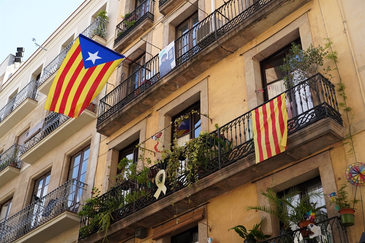 카탈루냐의 깃발과 독립세력을 지지하는 노란 리본