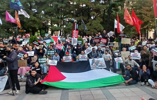 현장에는 수백 명의 한국 시민과 팔레스타인 사람들이 피켓과 팔레스타인 국기를 든 채 함께 했다. 팔레스타인인이 아닌 몇몇 외국인 참가자들도 눈에 띄었다.