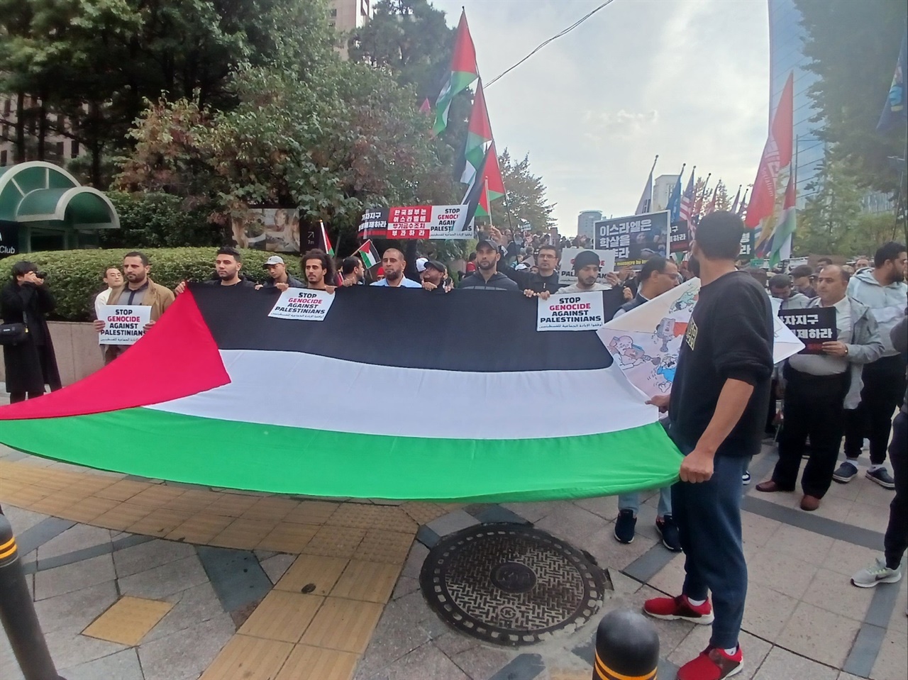 성명문 낭독 이후 집회 참가자들은 파이낸스센터에서 청계광장, 종각영을 거쳐 다시 파이낸스센터로 돌아오는 행진을 벌였다. 팔레스타인 국기를 든 팔레스타인 시민들이 앞장섰고 한국 시민들이 뒤를 이었다.
