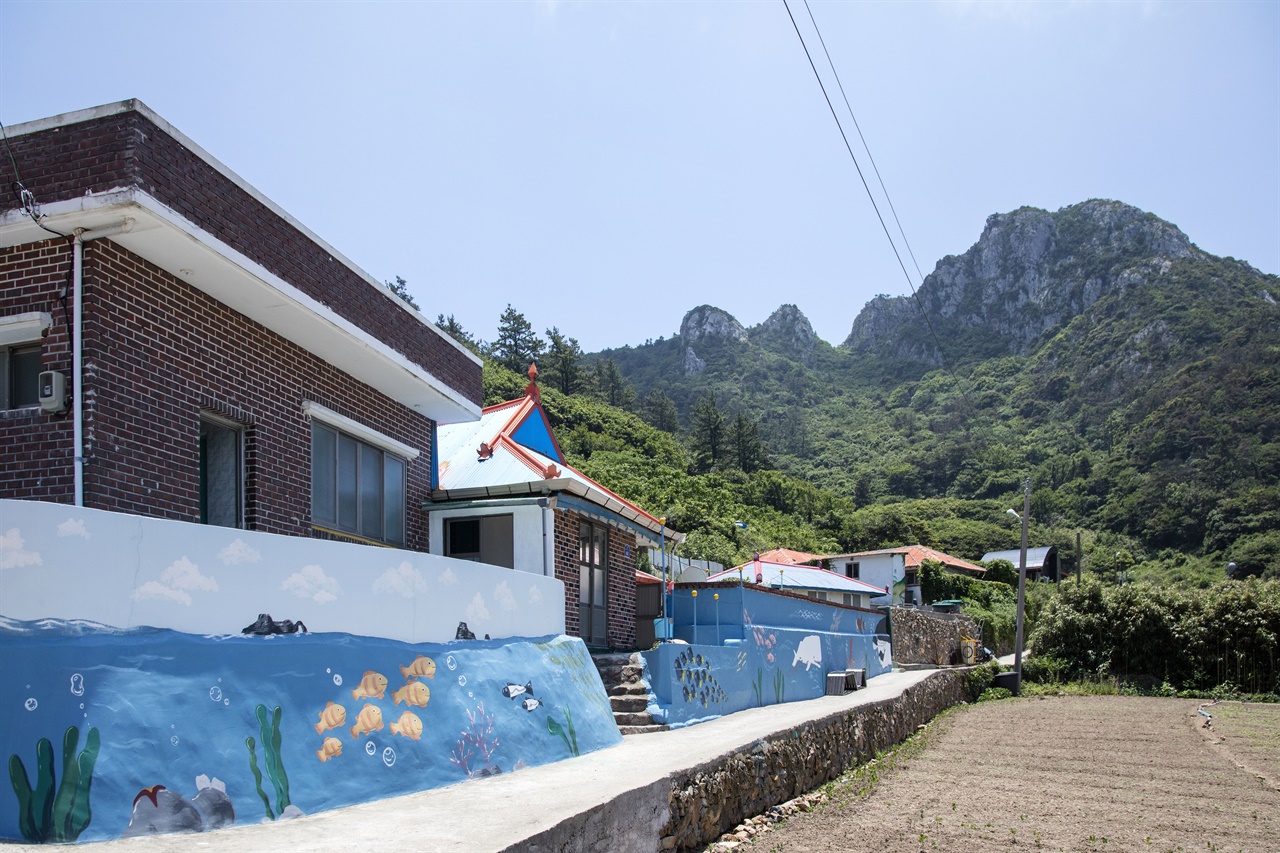 이재호 화백이 재능기부를 한 벽화가 마을을 장식하고 있다. 