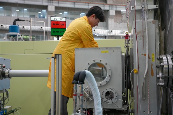 송석현 연구원(학연학생)이 40M 중성자소각산란장치에 양극 소재 시료 분석을 위한 실험을 하고 있다.
