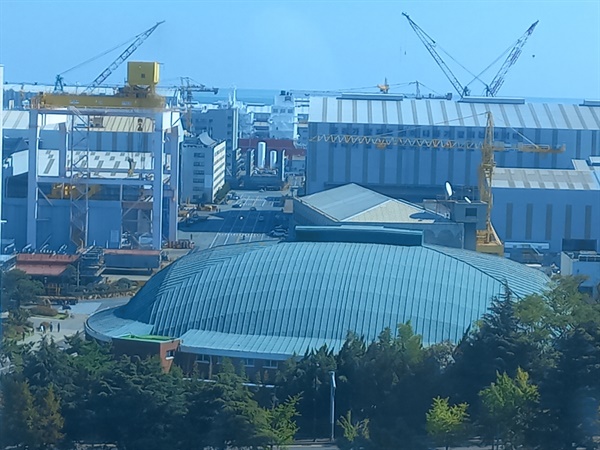 울산의 주력산업인 조선을 이끄는 울산 동구 현대중공업 정문쪽
