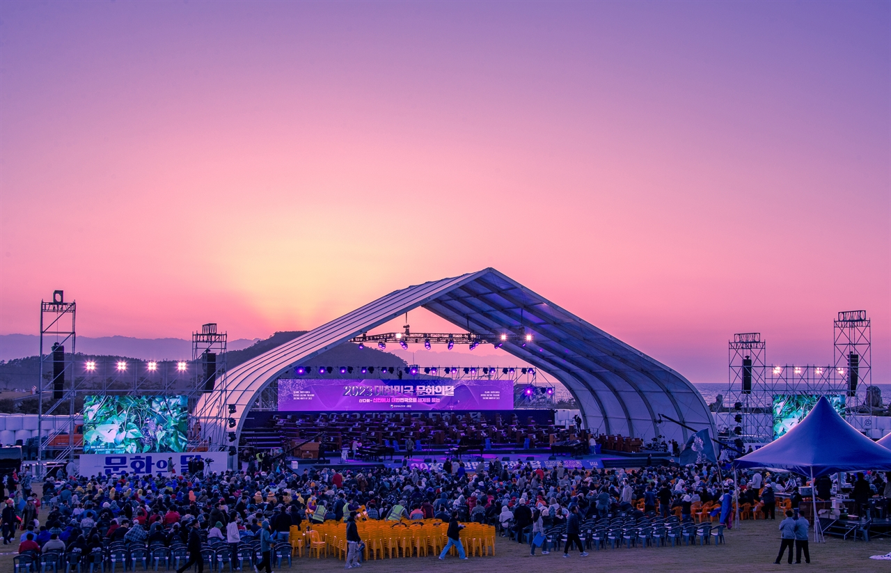 21일 오후 전라남도 신안군 자은도 뮤지엄파크 특설무대에서 '2023 대한민국 문화의 달' 행사 개막식이 열리고 있다.