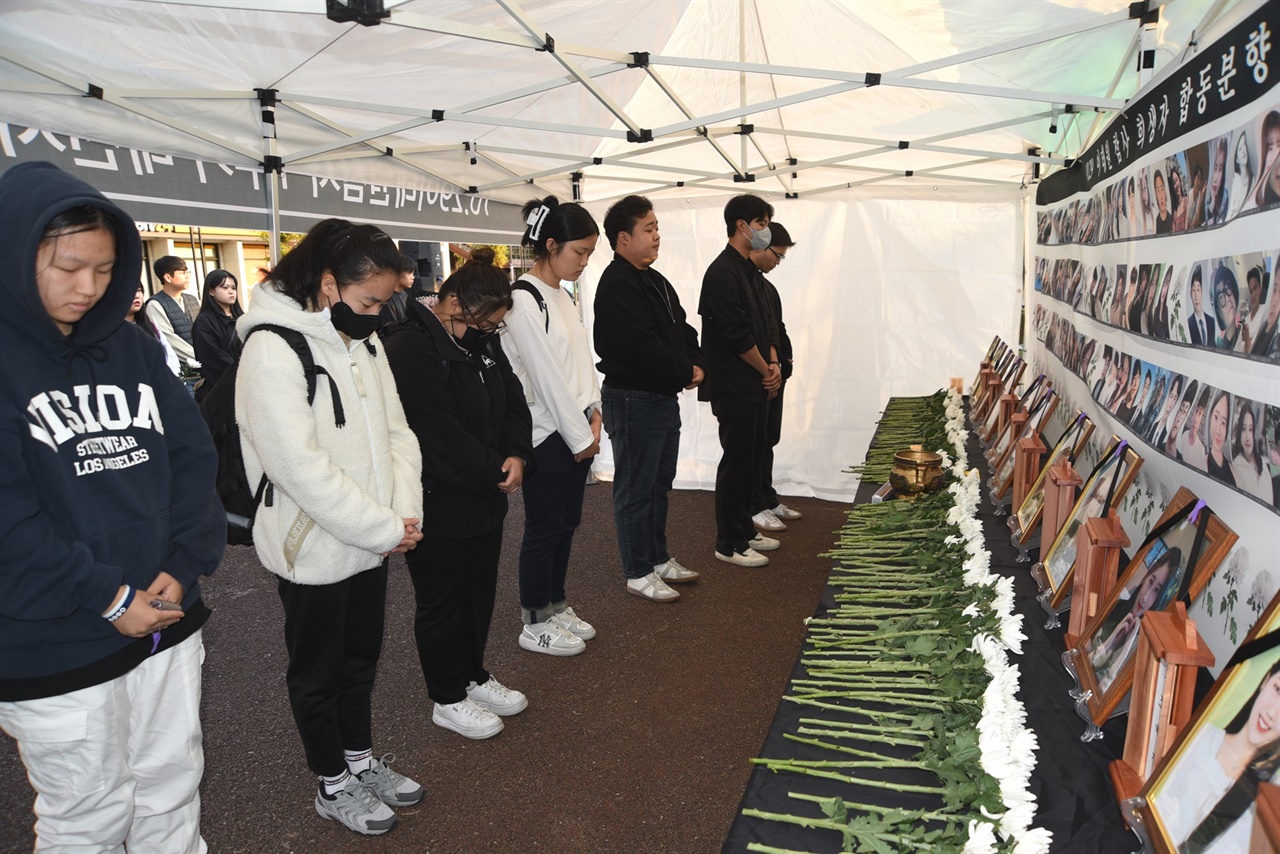 이태원 참사 희생자 고 박가영 학생이 다녔던 목원대 학생회관 앞에 설치된 10.29이태원참사 1주기 대전 시민 분향소에는 또래 학생들도 찾아 헌화를 했다.