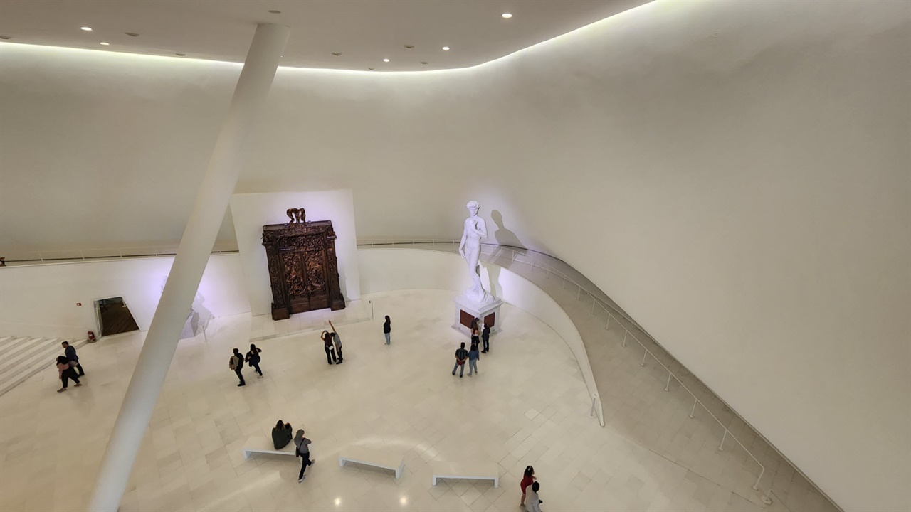 1층 로비의 오귀스트 로댕의 조각 '지옥의 문'과 미켈란젤로 부오나로티의 다비드상
