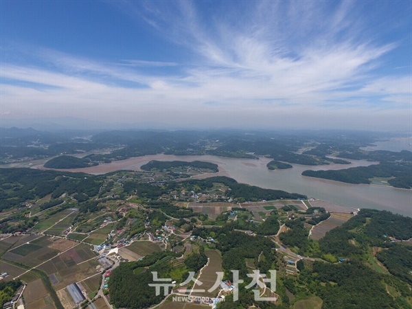  습지보호지역은 해양생태계와 해양경관 등 특별히 보전할 필요가 있어 국가 또는 지자체가 지정해 관리하는 구역을 말한다. 이들 지역에는 생태관광을 활성화하기 위한 기반 시설 설치와 확충, 생태관광 프로그램 개발 등이 추진된다.하늘에서 본 광포만 전경.