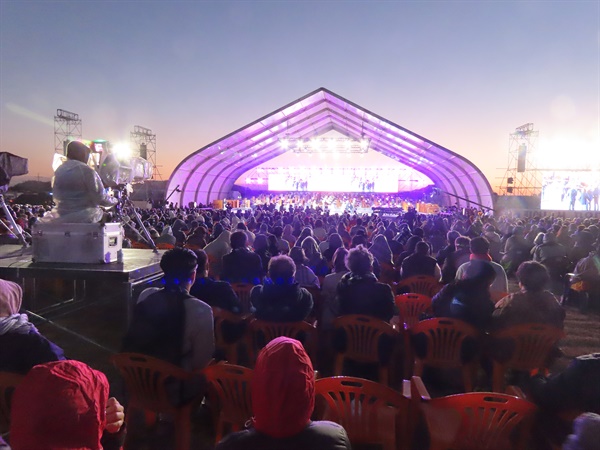 자은도에서 열린 대한민국 문화의 달 행사 기념식장에 무려 5000명이 넘는 사람들이 모였다. 