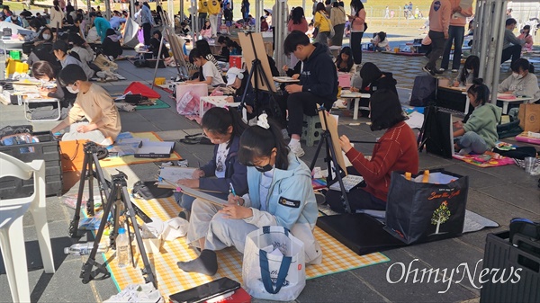 22일 창원 용지공원에서 ‘다문화 그림 그리기 대회’