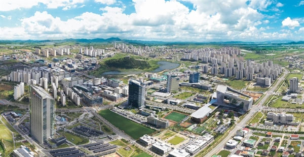 광주전남 공동 혁신도시 전경. 왼쪽 아래 높은 건물이 한국전력 본사이다.