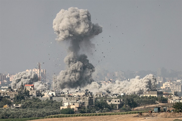 이스라엘 남부 스데로트에서 23일(현지시간) 촬영한 가자지구 북부의 모습. 이스라엘군 공습 이후 연기가 치솟고 파편이 날리고 있다. 이스라엘과 팔레스타인 무장 정파 하마스 간 무력 충돌이 이어지면서 양측에서 6천500명 이상이 숨졌다. 