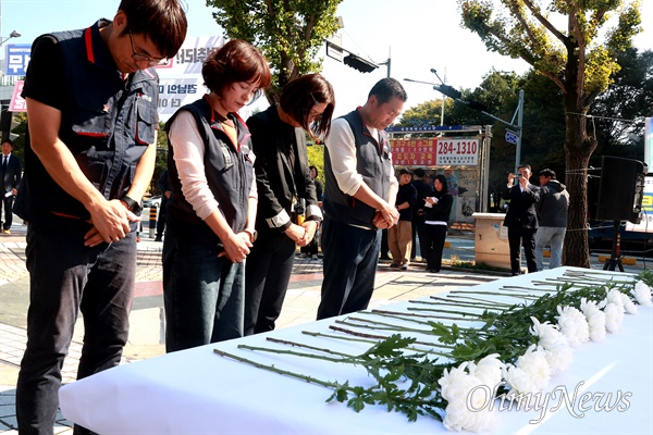 이태원참사 경남대책회의는 25일 창원 한서빌딩 앞 광장에서 "이태원 참사 1주기 추모행동"을 벌였다.