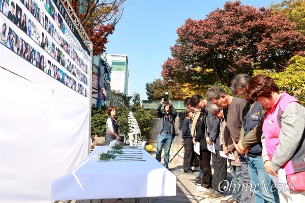 이태원참사 경남대책회의는 25일 창원 한서빌딩 앞 광장에서 "이태원 참사 1주기 추모행동"을 벌였다.