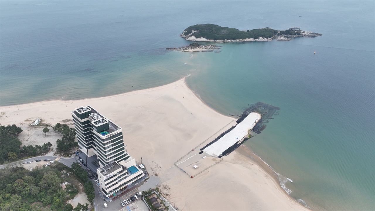 해변가 시설물과 죽도 해변에 신축된 호텔과 해상산책로 공사를 위한 흉물스런 시설물(2023/10/24)