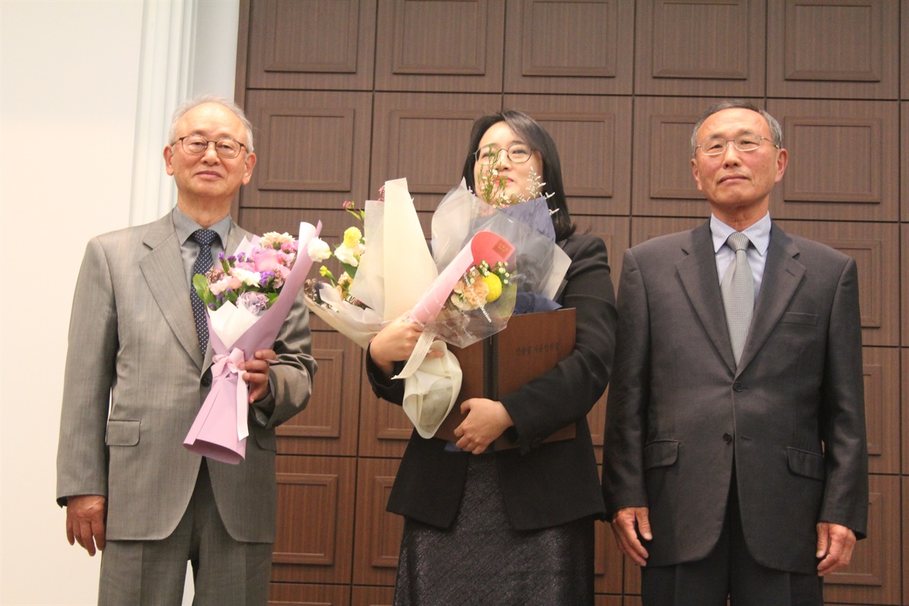김보라미 변호사가 안종필자유언론상 본상을 수상하고 기념사진을 찍었다.