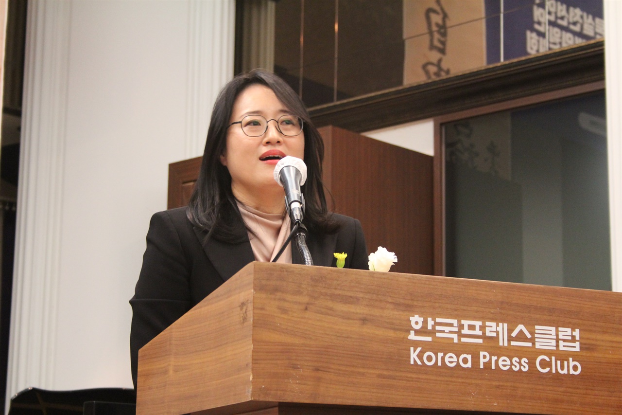 안종필자유언론상 본상을 수상한 김보라미 변호사가 소감을 말하고 있다.