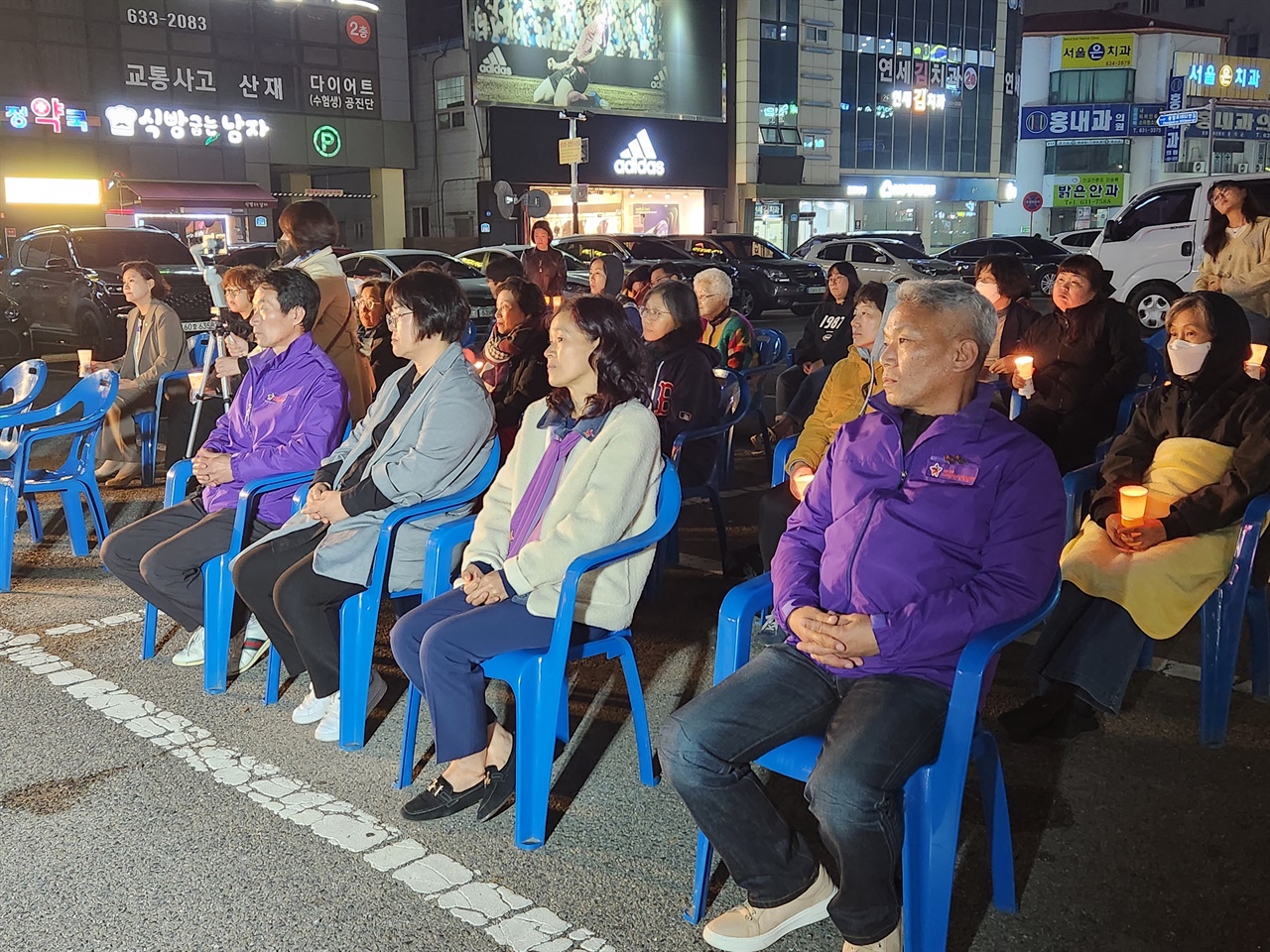 지난 25일 충남 홍성군 홍성읍 복개주차장에서는 이태원 참사 희생자를 추모하는 추모문화제가 열렸다. 