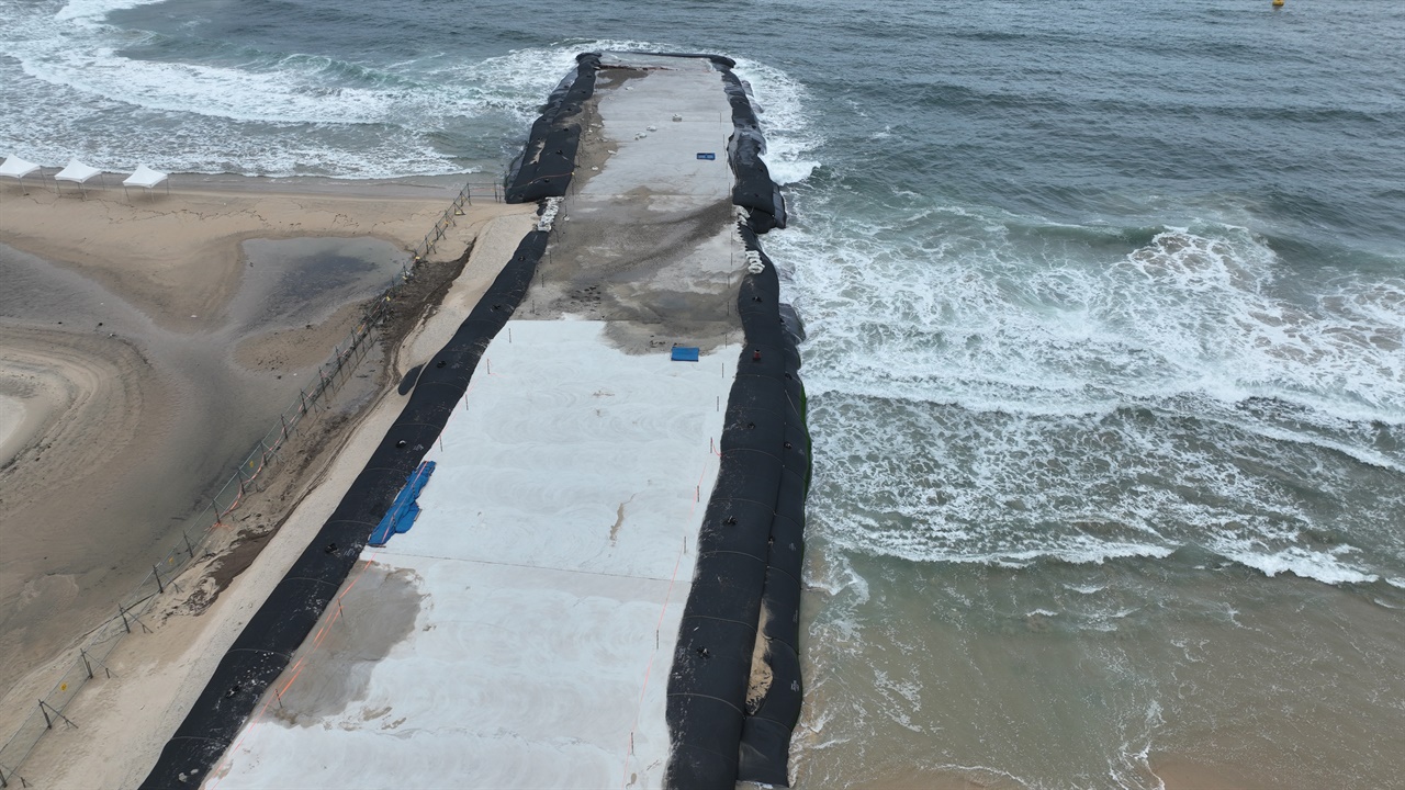 흉물스런 시설물 죽도와 해변을 잇기위한 공사현장