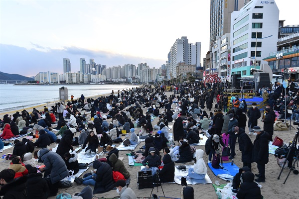 2022년 12월 17일 17회 부산불꽃축제 행사 전부터 부산 광안리해수욕장에 인파가 밀집해 있다.