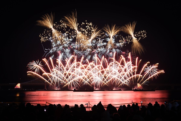 2022년 12월 17일 부산 광안리해수욕장에서 열린 17회 부산불꽃축제 모습.