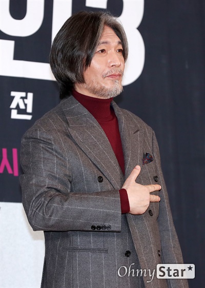  JTBC <싱어게인 시즌3-무명가수전> 제작발표회에서 포토타임을 갖고 있는 가수 임재범.