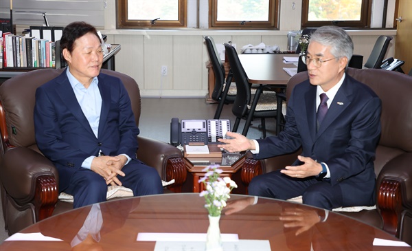  박완수 도지사와 박종훈 교육감은 26일 오후 경남도교육청 중회의실에서 교육행정협의회 정기회의를 열었다.