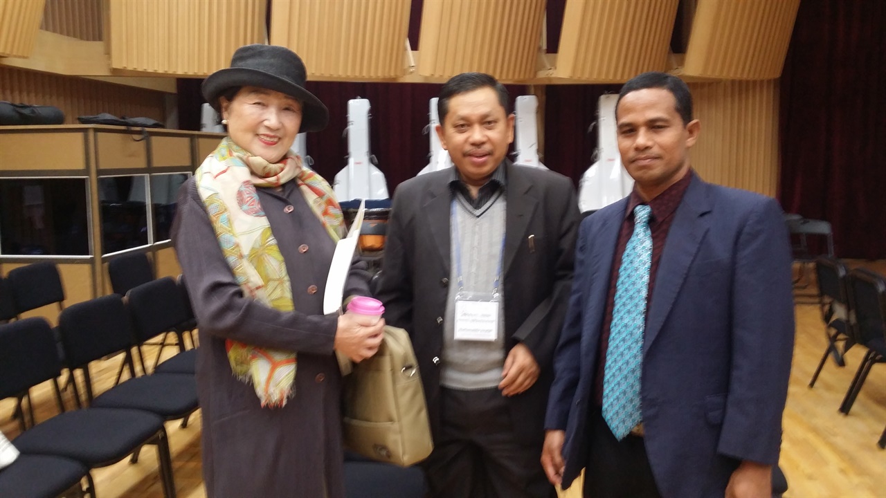 2014년 세계문자심포지아에 참석했을 때의 이기남 이사장(왼쪽)과 아비딘 교사(오른쪽), 세종문화회관 예술동 5층에서  @김슬옹