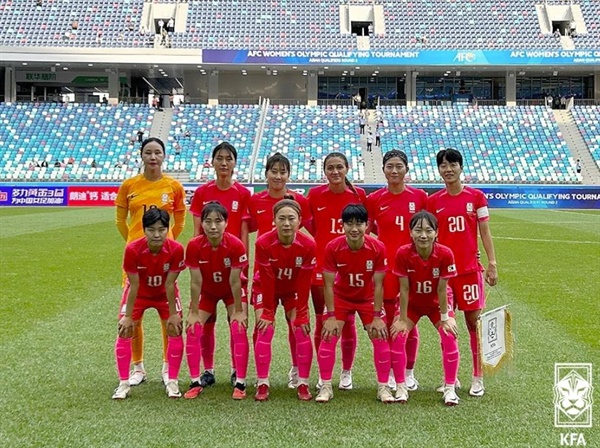  26일 중국 푸젠성의 샤먼 이그렛 스타디움에서 열린 2024 파리 올림픽 아시아 2차 예선 조별리그 B조 1차전 대한민국 대 태국 경기에서 대한민국 선수들이 경기 전 기념촬영을 하고 있다.