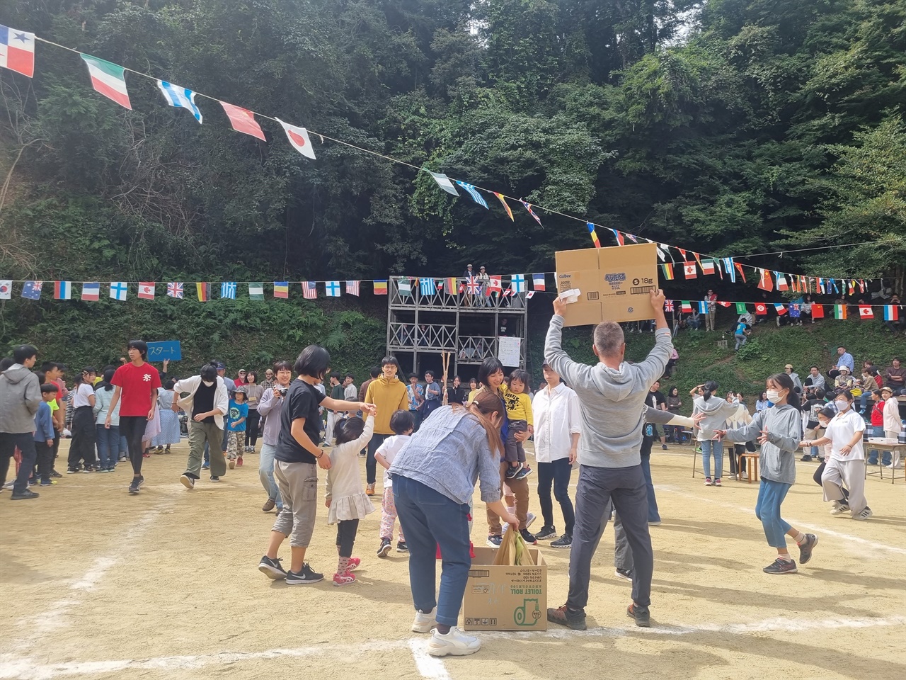 키노쿠니학교 운동회, 미션달리기 경기에 참가자를 모집하자 운동장에 있던 대부분의 사람들이 진행팀의 안내 푯말 앞에 모여든다.