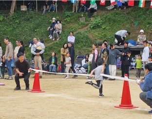 키노쿠니학교 운동회, 진행팀은 모든 참가자가 결승선을 통과할 때마다 결승선을 선사한다. 