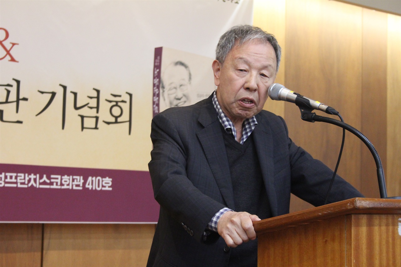 김금수 선집 '노동운동론' 출판기념회에서 책에 대해 설명하고 있는 이원보 한국노동사회연구소 명예이사장의 모습이다.