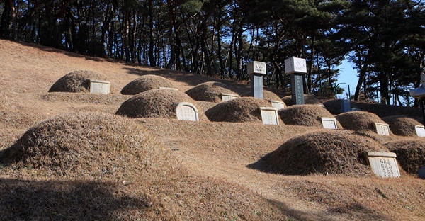 가운데에 이상정 장군 묘, 그 오른쪽에 동생 이상화 시인의 묘가 보이는 문중 묘역 모습