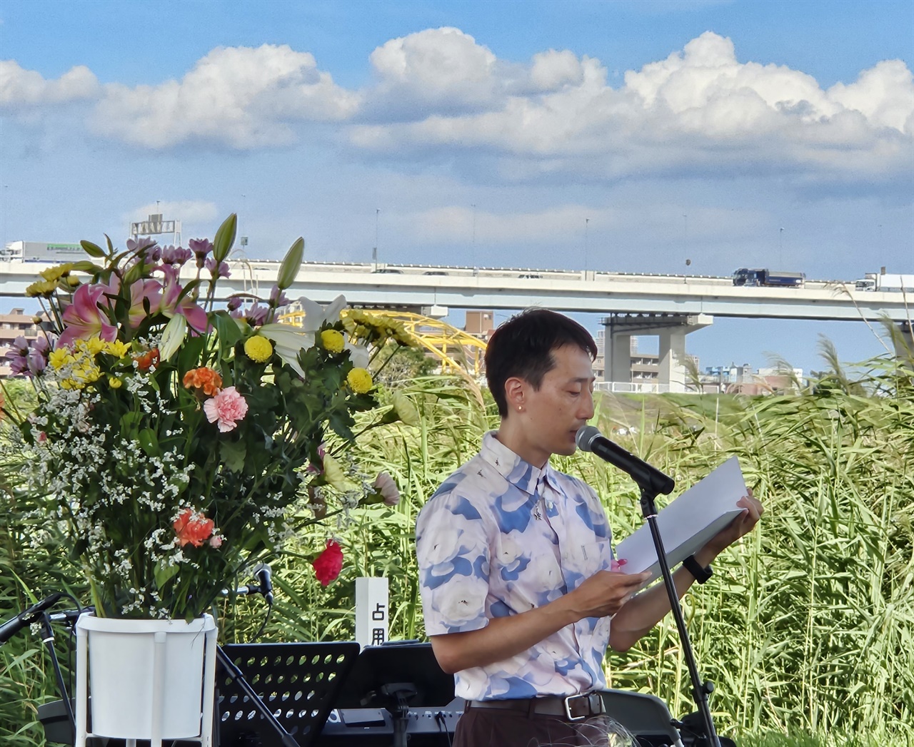아라카와 강변에서 열린 관동대학살 100주기 추모제 사회를 보는 일본 젊은이