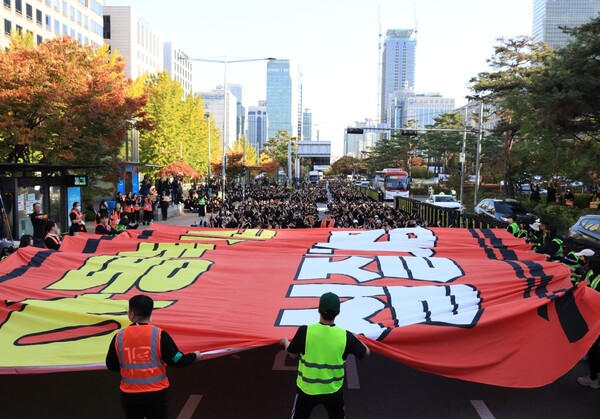 28일 서울 여의도 국회 앞에서 열린 11차 전국교사집회에서 참여자들이 아동복지법 실질적 개정 문구가 담긴 대형 현수막 펼침 퍼포먼스를 하고 있다. 