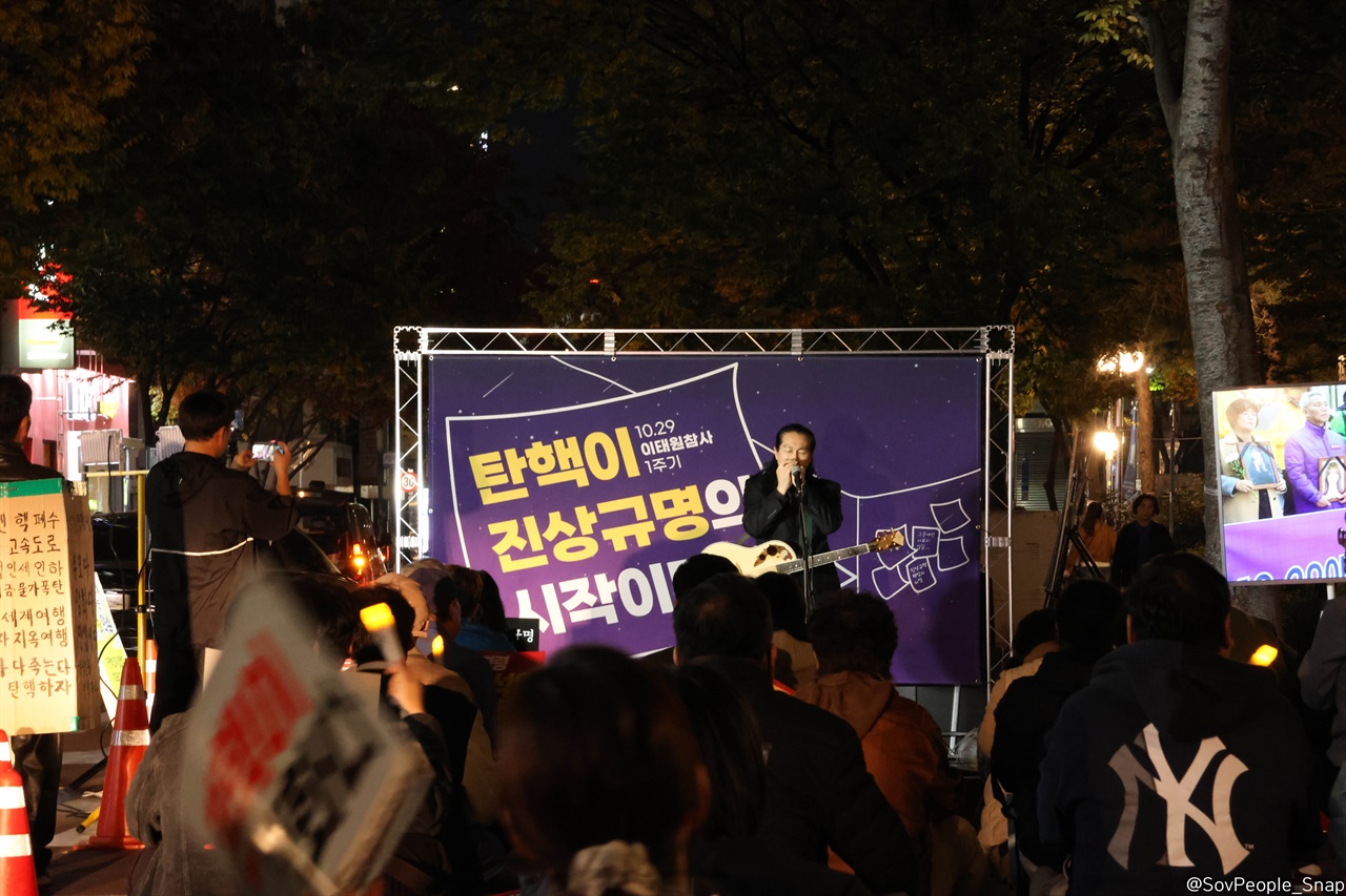 노래 공연을 하고 있는 민중가수 박성운씨.