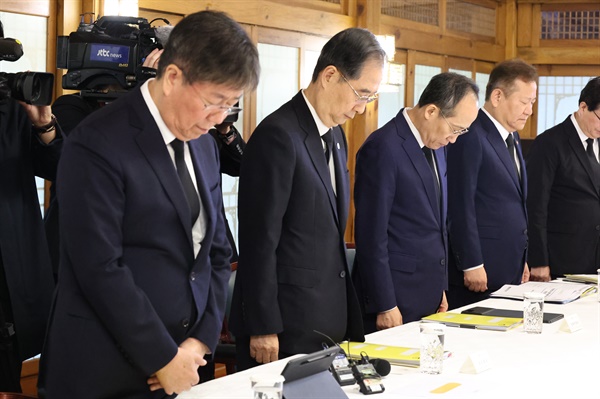  (서울=연합뉴스) 황광모 기자 = 29일 오전 서울 종로구 삼청동 총리 공관에서 열린 고위 당·정·대 협의회에 앞서 한덕수 국무총리가 이태원 참사 희생자를 추모하며 묵념하고 있다. 2023.10.29