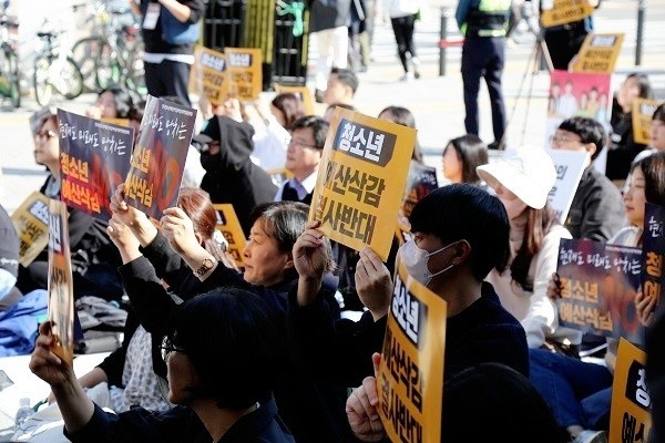 전국의 청소년계 대표들과 관련 종사자들이 서울로 상경해 규탄 집회를 열고 “주요 청소년예산 전액 삭감을 철회하라”고 요구했다.