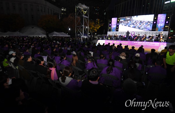 10·29 이태원 참사 1주기 시민추모대회가 29일 오후 서울 중구 서울광장 분향소에서 열린 가운데 유가족들이 추모 공연을 지켜보고 있다.