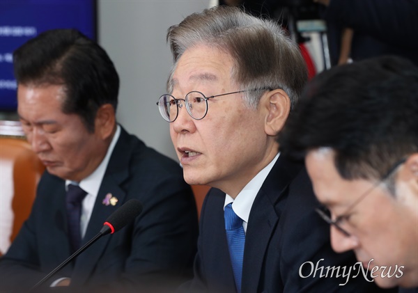 이재명 더불어민주당 대표가 10월 30일 서울 여의도 국회에서 열린 최고위원회의에서 발언하고 있다.