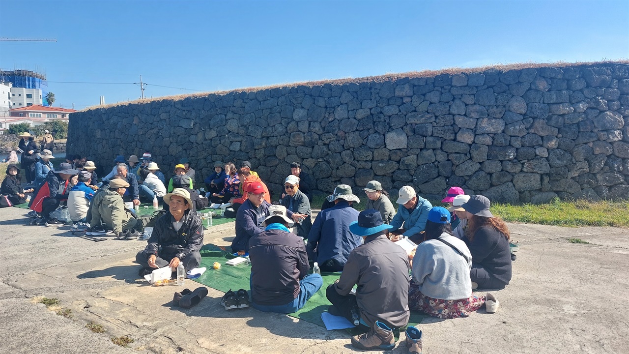 답사 참가자들이 조천진 외성 앞에서 주최측이 나눠준 김밥으로 점심을 때우고 있다. 
