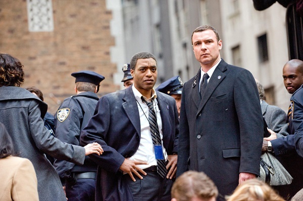  솔트의 CIA동료였던 윈터(오른쪽)와 피바디는 영화 후반 전혀 다른 행동으로 관객들에게 반전을 선사한다.