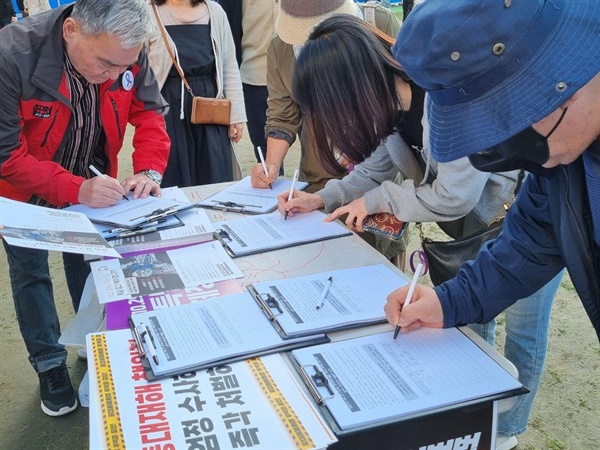 10.29 이태원 참사에 참여한 시민들은 추모 문화제를 참여하기에 앞서 서명에도 함께 했다. 추모문화제 시작 직전부터 한 시간 반 동안 진행한 서명운동에 750여 분의 시민이 서명에 동참했다. 