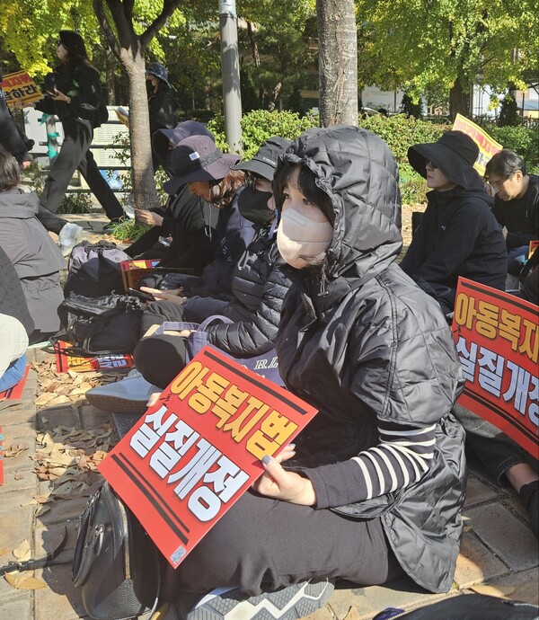  18개월전 아이들앞에서 휴대폰 생활지도를 했다는 이유로 아동학대로 고소당한 A교사. 그는 11차 집회에서 참석해 12만 교사와 함께 "아동복지법 개정"을 외쳤다. @교육언론[창]