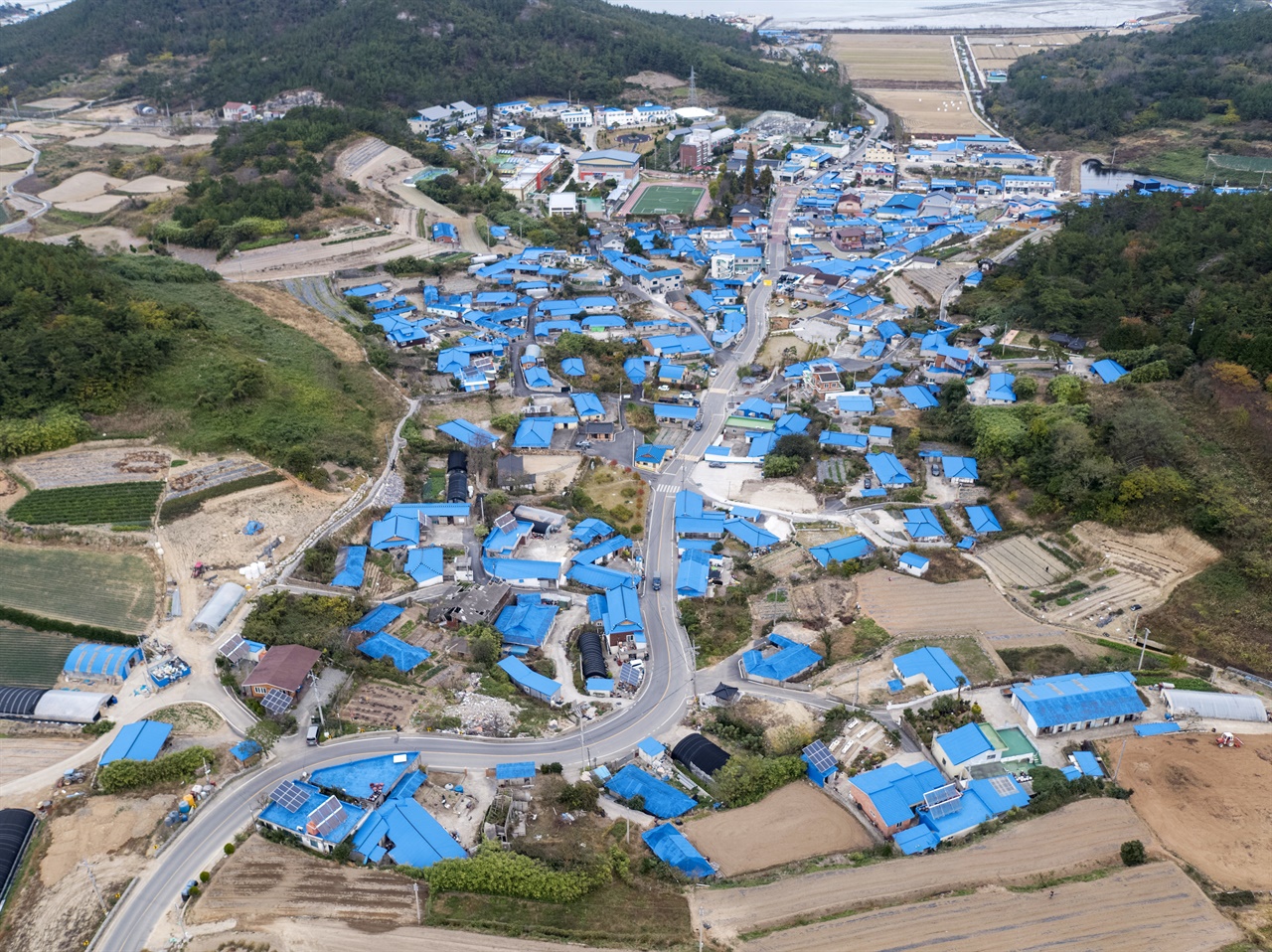 김환기 고향인 안좌면 읍동리 일대의 푸른색 지붕들. 김환기 그림의 푸른 색조를 반영한 것이다.