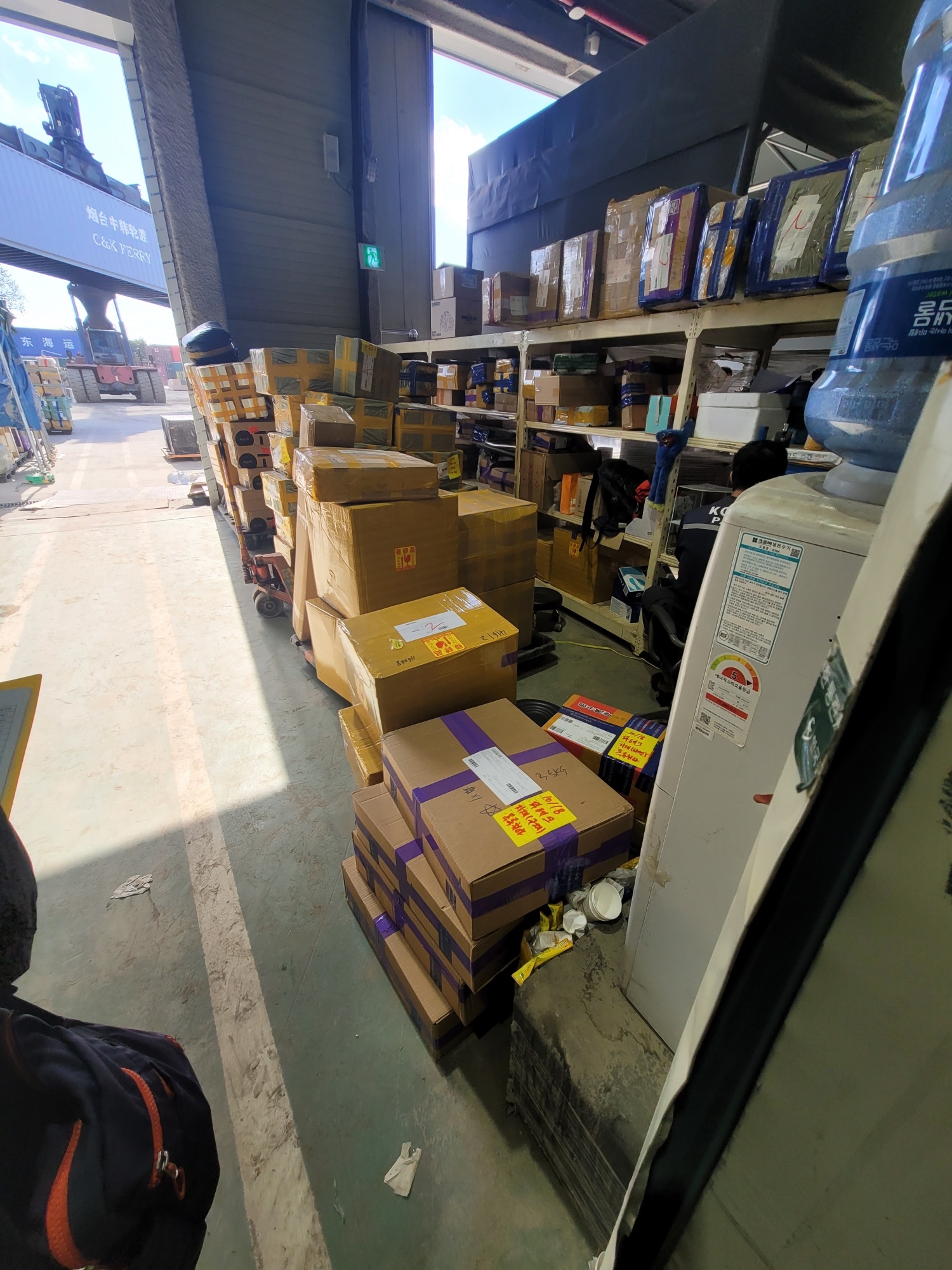 농림축산검역본부가 우편물·탁송품을 통해 국내로 반입되는 물품에 대한 검역을 실시하고 있다.