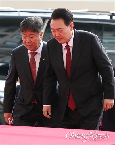 윤석열 대통령이 31일 2024년도 예산안 시정연설을 위해 국회에 도착하고 있다. 왼쪽은 김대기 대통령비서실장.