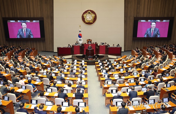  윤석열 대통령이 31일 서울 여의도 국회 본회의장에서 2024년도 예산안에 대한 시정연설을 하고 있다. 