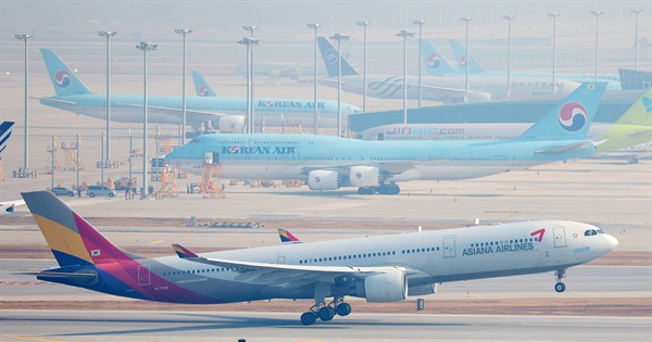 아시아나항공의 화물사업부 매각 여부를 결정하는 임시 이사회가 예정된 30일 오전 인천국제공항 활주로에서 아시아나항공 소속 항공기가 이륙하고 있다.
