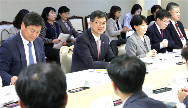  이기일 보건복지부 제1차관이 31일 서울 종로구 정부서울청사에서 열린 제4차 장기요양위원회에 참석해 발언하고 있다.