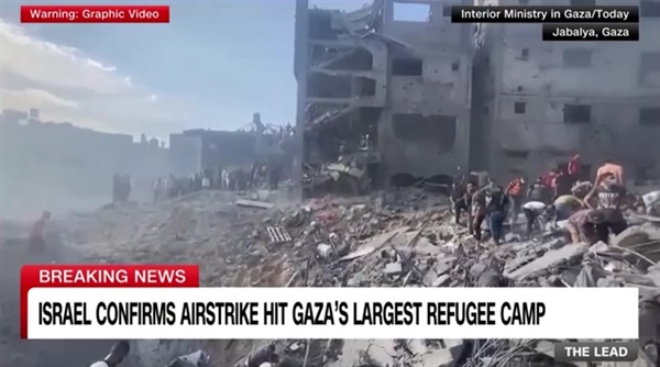 이스라엘군의 가자지구 난민촌 폭격 피해를 보도하는 미 CNN방송 