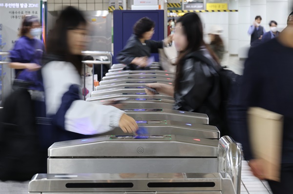 서울 지하철 2호선 을지로입구역에서 이용객들이 개찰구를 통과하고 있다.